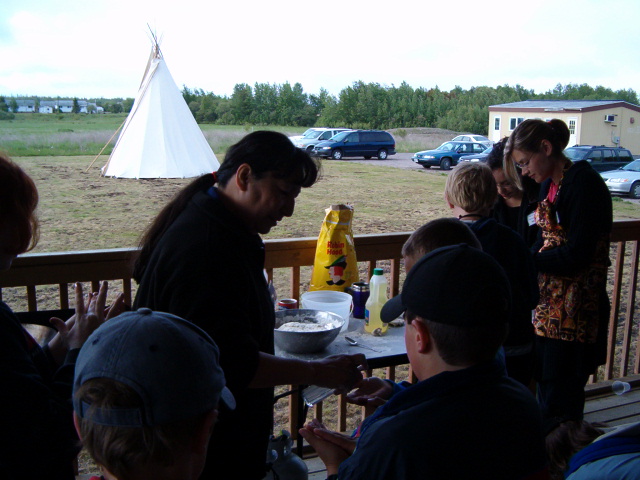 School children learning how to make bannock at KO during National Aboriginal Day 2004 027